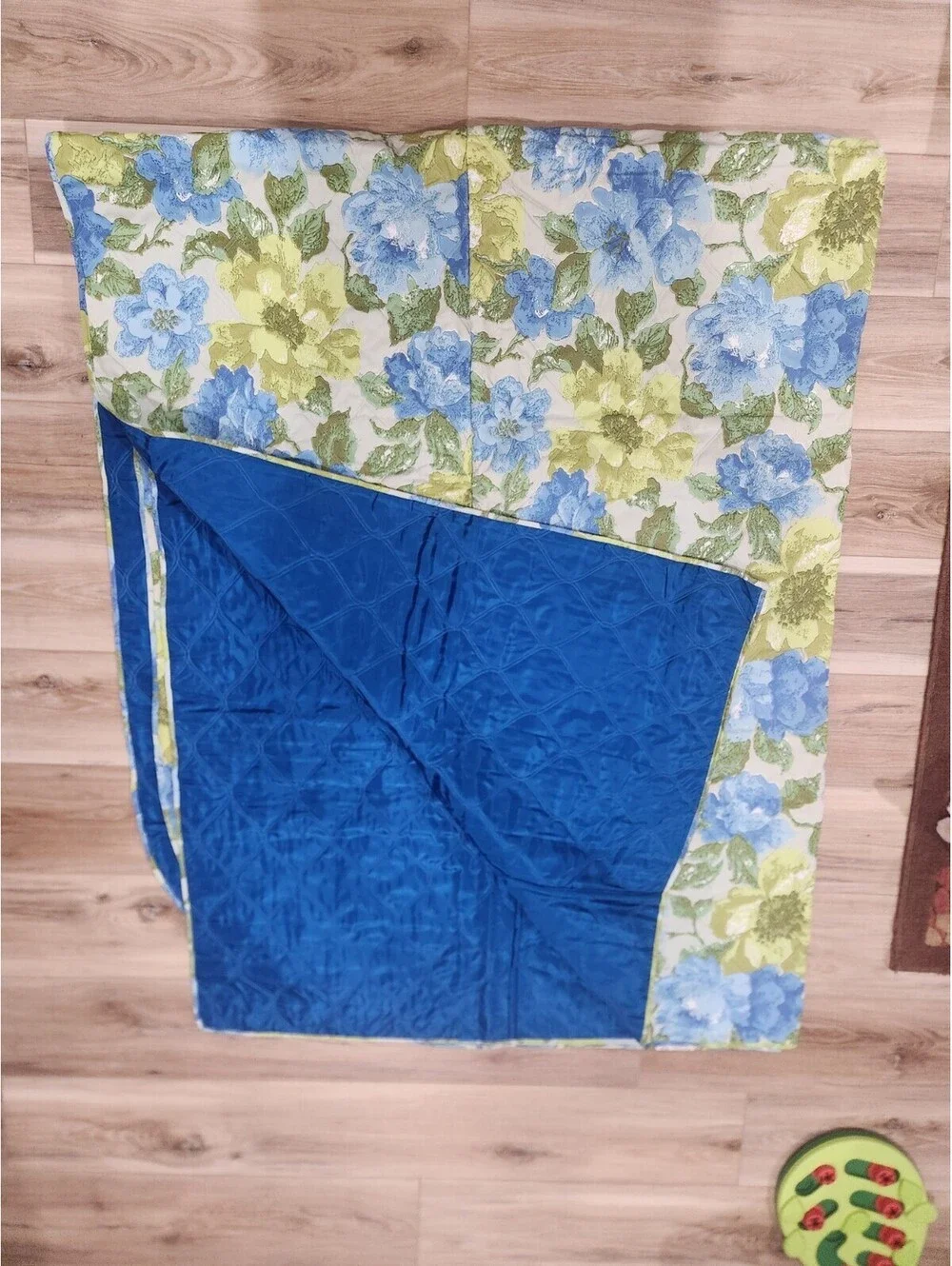 Vintage 1960s–70s Quilted Floral Bedspread Blanket 78